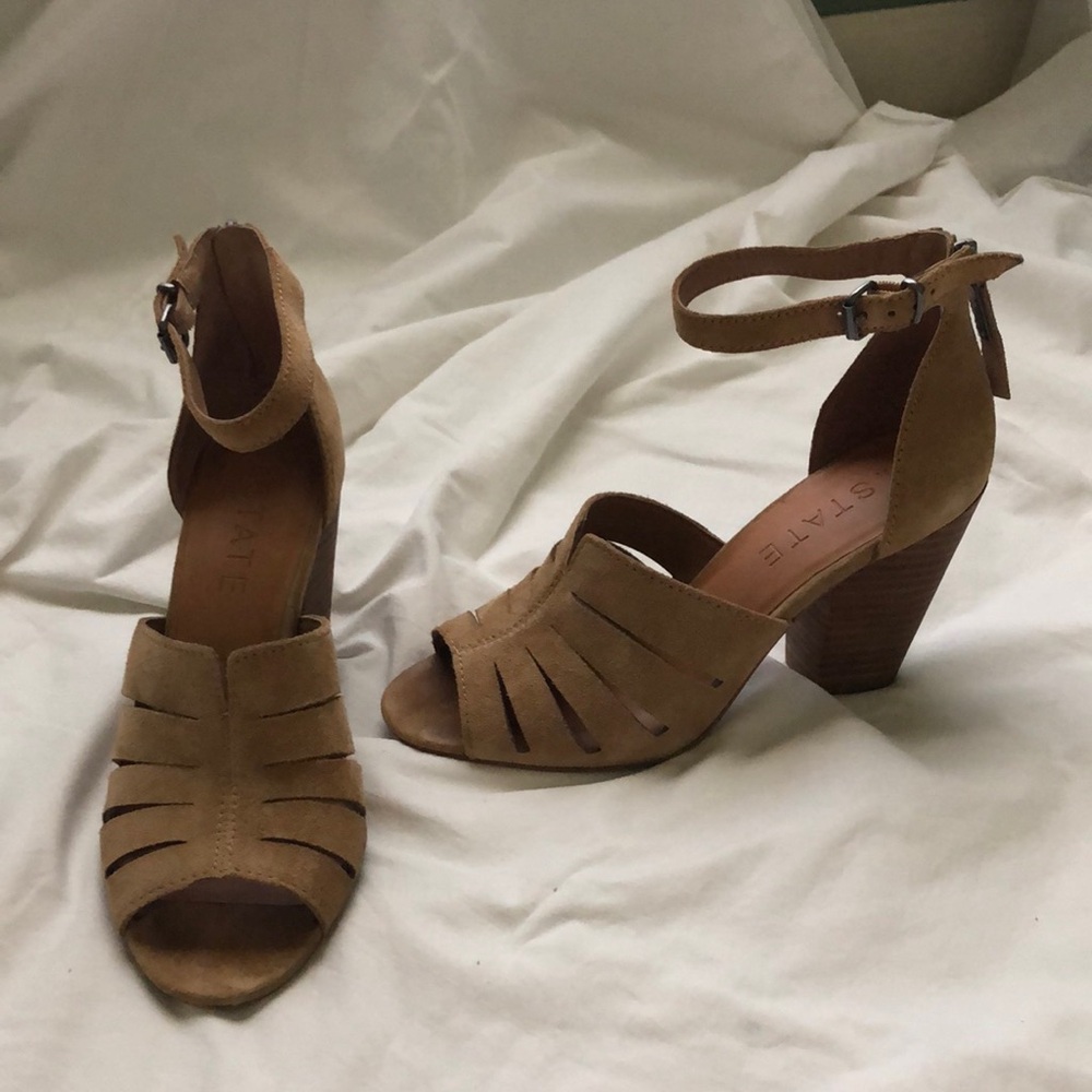 Gorgeous camel suede 3” chunky sandals. Comfy and stylish! In new condition.